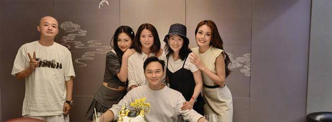 牛仔|张智霖夫妇罕走机场，他背书包似鲜肉，靓靓姐拎20万包不小心露富