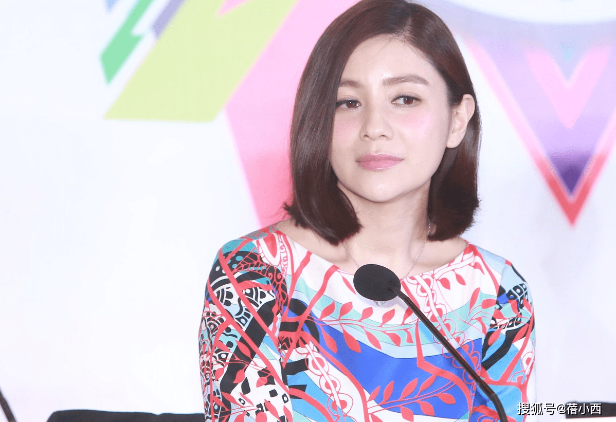 原创沙溢的老婆胡可又美出圈了穿印花裙配波波头好嫩不像奔五的人