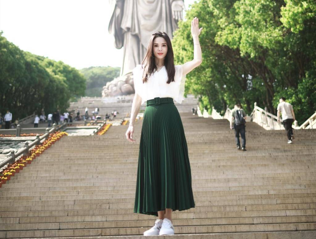 视觉|李若彤哪像奔六的人？穿波点裙配双运动鞋，看上去减龄又时髦