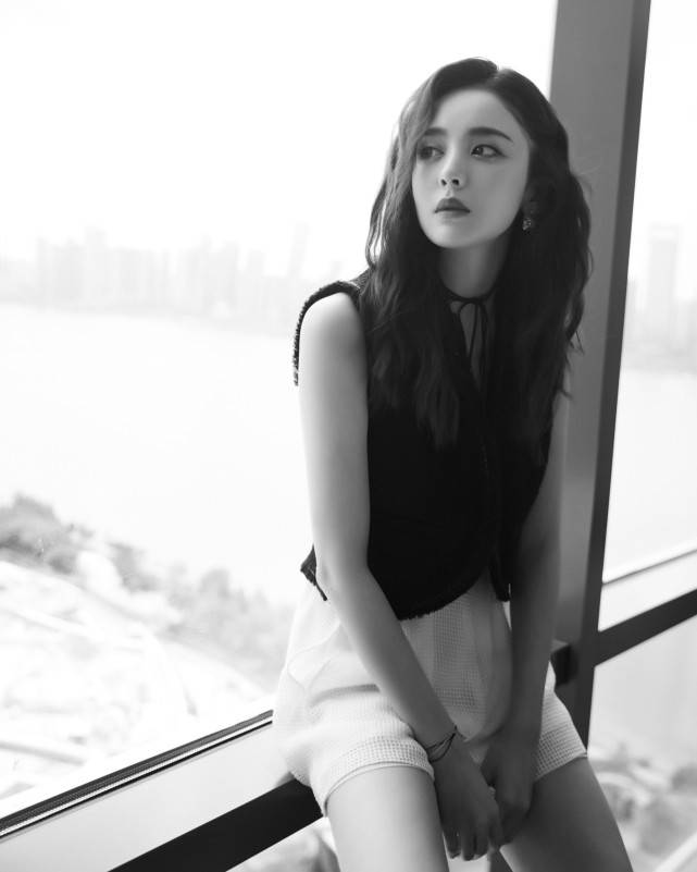 舞台|古力娜扎打扮时髦大秀纤细美腿，气质清新超迷人，甜美可人似初恋