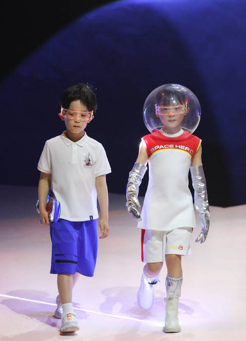 国货|易烊千玺7岁弟弟走秀,披斗篷牵女孩走路像大佬,2次为国货助阵!