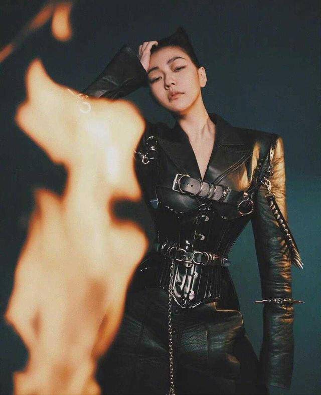 一身|小S的高级脸太有优势，穿一身黄色西服套装明媚大气，气场全开