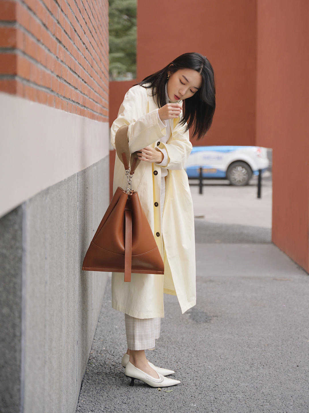 显得|秋天风头不减的风衣，里面搭配这几款，时髦又百搭