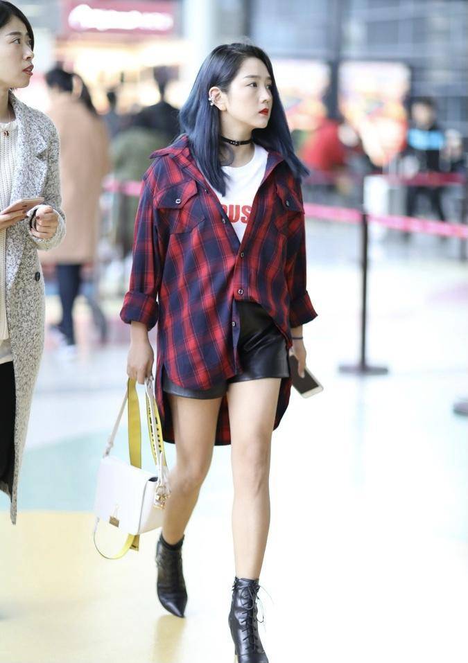 何洁|“何洁”早就该这么穿了，宽松T恤配短裤，虽简约但很高级、减龄！