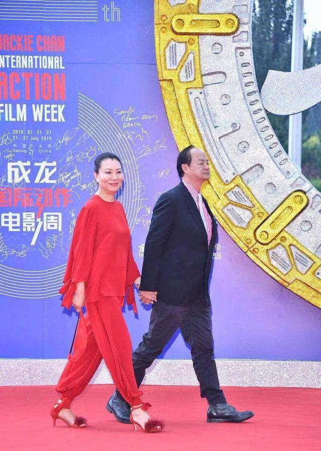 长裙|狄龙老婆和林青霞气质真挺像，同框似亲姐妹，穿着普通却贵气