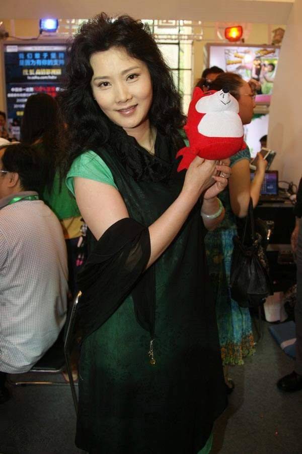 那头|何赛飞的脸没打玻尿酸真耐看，岁月痕迹再明显，还是很优雅大方！