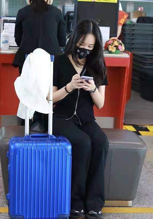 身材|赵文卓一家罕走机场，13岁女儿穿衣成熟，妻子阔太打扮一看就强势