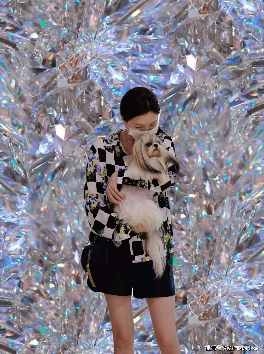 短裙|江疏影不愧是生图女神，34岁穿小短裙照样迷人，这细腿不输小姑娘