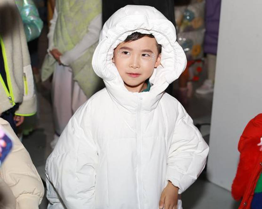 国货|易烊千玺7岁弟弟走秀，披斗篷牵女孩走路像大佬，2次为国货助阵！
