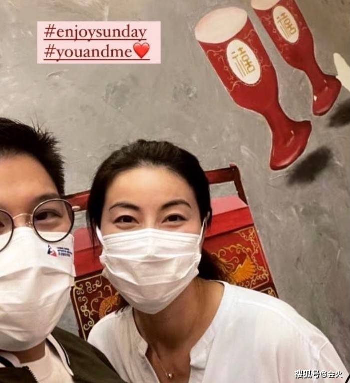 体育|郭晶晶夫妇约会看画展，霍启刚满眼爱意望妻，不带孩子过二人世界