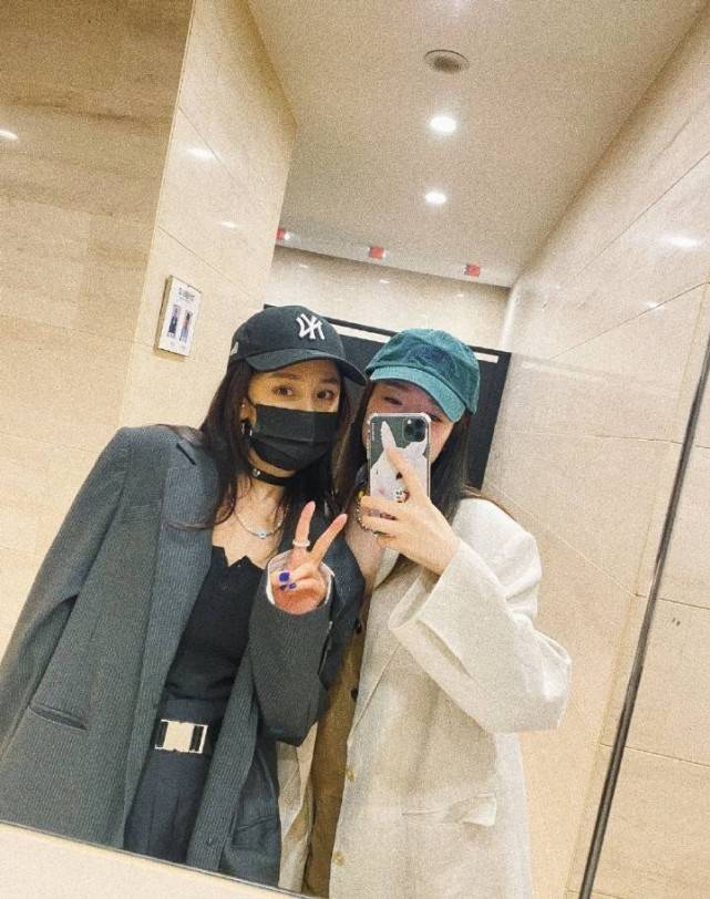 黑色|杨幂背影太有标志性！和闺蜜逛街轻松被认出，穿一身黑潮味十足