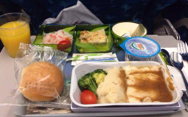 飞机餐是免费的，可是乘客一直要怎么办？空姐：一般会这样处理