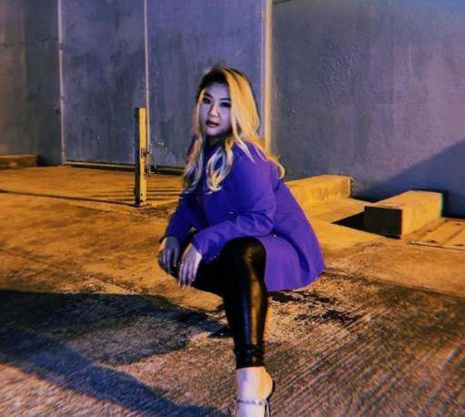 姐妹|郑欣宜太会穿搭了，穿渐变色斜肩长裙显瘦，直接搭配出小细腰