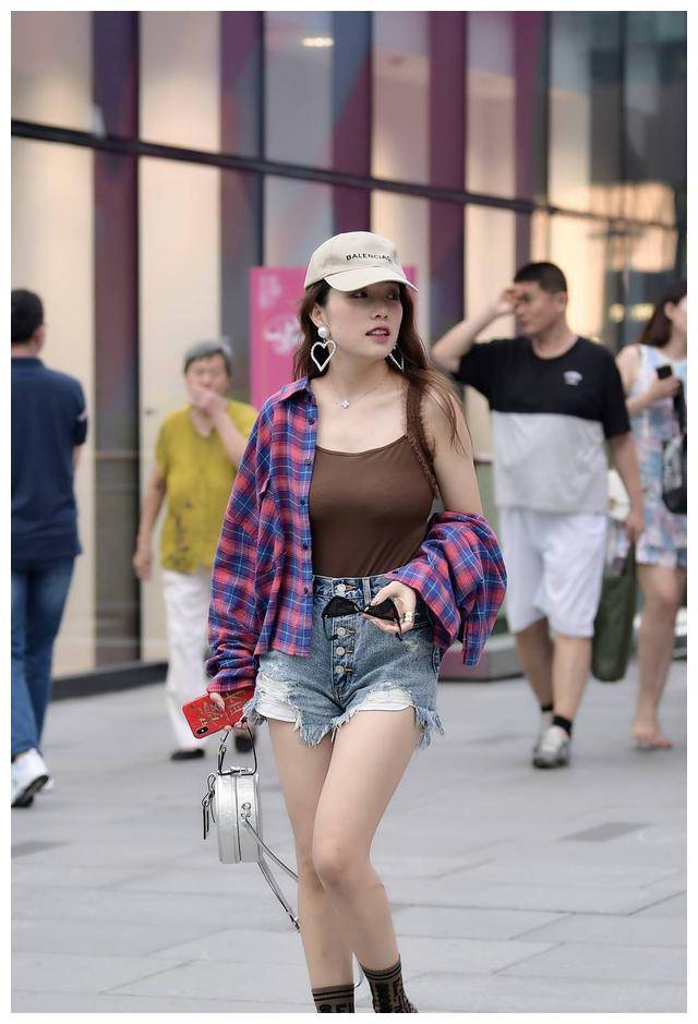 感觉|一款毛边的牛仔短裤，高腰款式，初秋时节，搭配短裤很时尚