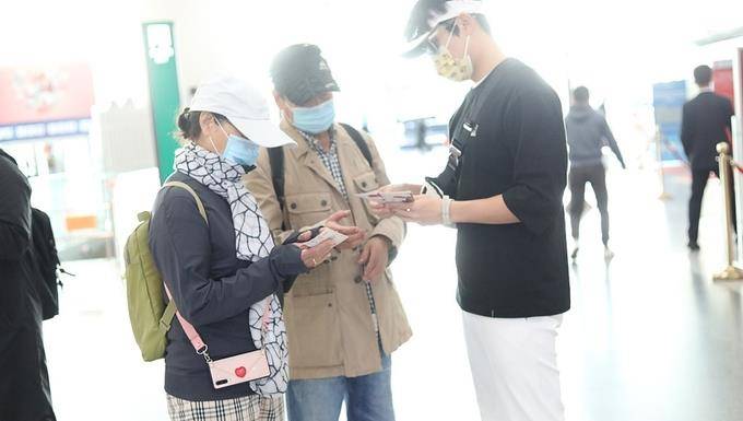 网友|都是演戏？陈松伶和婆婆现身机场，穿着休闲并肩前行举止亲密