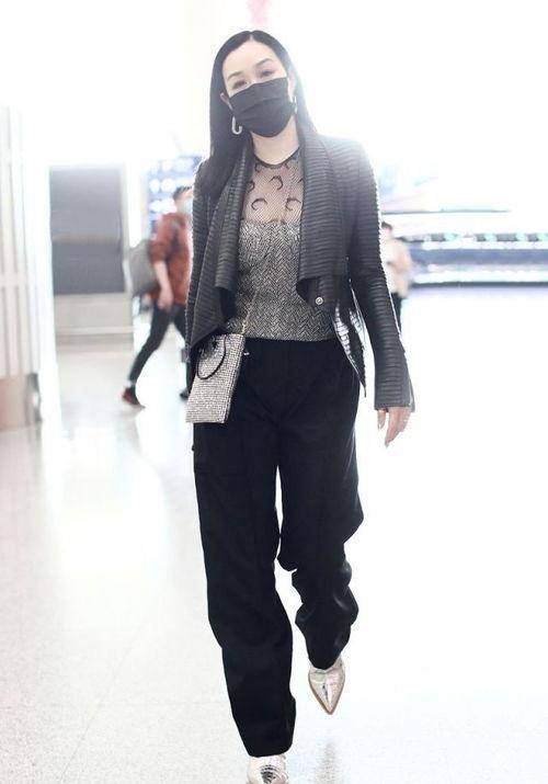 好身材|钟丽缇这回造型太成功，穿皮衣配抹胸内搭，显瘦不说还高级