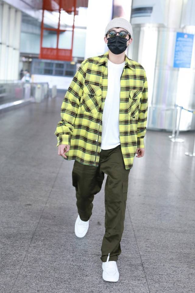 工装裤|欧豪真够潮，格子衬衫+工装裤时髦感十足，配毛线帽有点看不懂？