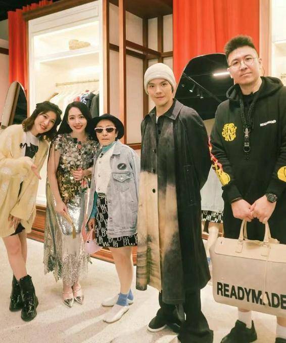 关键|小向太复出后好乖巧！双手交叉不像豪门阔太，却被向佐宠成真名媛！