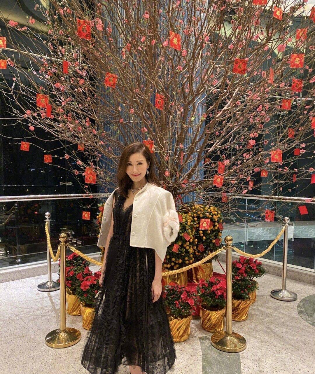 黑色|李嘉欣老了也惊艳，一袭黑色连衣裙端庄优雅，原装五官美得很大气