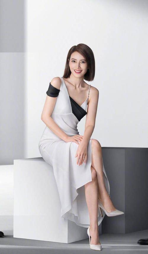 锁骨|高圆圆最新大片曝光,身穿露肩长裙气质出众,这颜值不复出可惜了