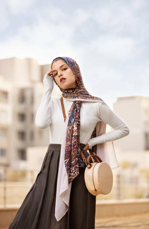 配饰|谁说丝巾老气只适合老太太?这样搭你也能高出气魄,穿出高级感