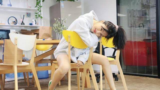 下半身|李菲儿身穿V领马甲搭配小短裙，清纯甜美，看起来好年轻啊