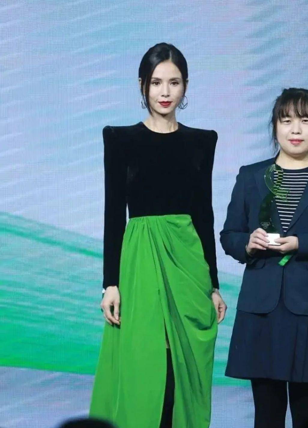 身材|李若彤的“童颜脸”真冻龄，穿连衣长裙显曼妙身姿，依然是小龙女