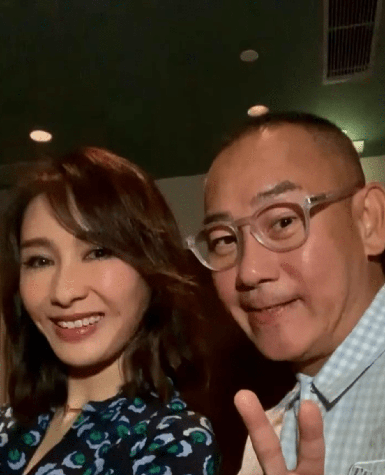 55岁林保怡与阳光型男用餐,当街自拍举止亲密,至今未婚感情成谜