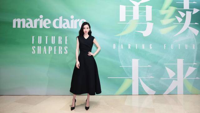 黑色|杨颖初秋毛衣穿搭示范，白色蕾丝内衣搭配流苏毛衣，女人味十足