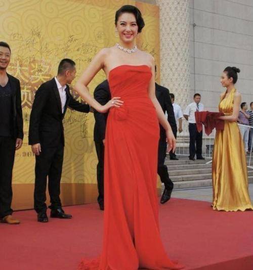 视觉|微胖又怎样，张雨绮穿红色抹胸裙亮相，依旧穿出不一样的魅力