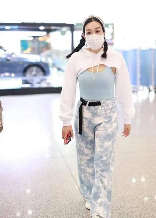 好身材|钟丽缇这回造型太成功，穿皮衣配抹胸内搭，显瘦不说还高级