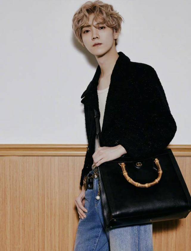 金色|鹿晗金色卷毛造型，黑色宽松外套搭配阔腿牛仔裤，复古文艺范