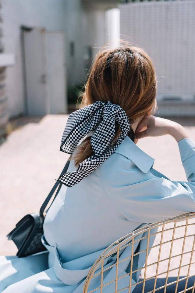 腰带|张曼玉不愧是“冻龄女神”！穿无袖背心搭配丝巾，好有潮流国际范