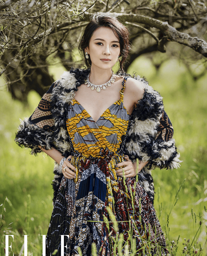 显得|撒贝宁前女友很有特点，穿着抹胸裙还配条长裤，显得上身真壮实