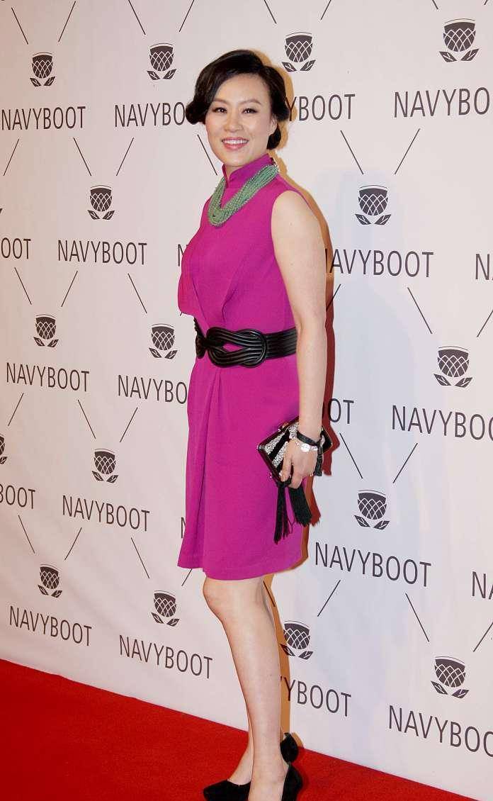 贵妇|邬君梅真有贵妇气质，虽然年龄比较大了，但身材瘦打扮仍有魅力