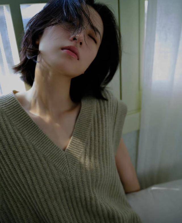 毛衣|周雨彤、金靖演绎闺蜜时尚大片,二人身着彩色柔软羊绒毛衣,画面温馨