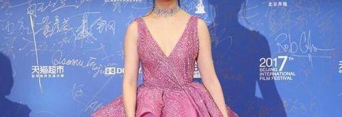 因为|刘亦菲虽然身材“肉肉”的，但气质太好了，穿抹胸裙依旧高贵