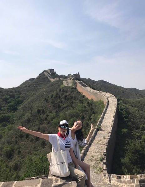 咖啡馆|在咖啡馆看到刘嘉玲，穿工装裙气质优雅高贵，55岁还这么漂亮！