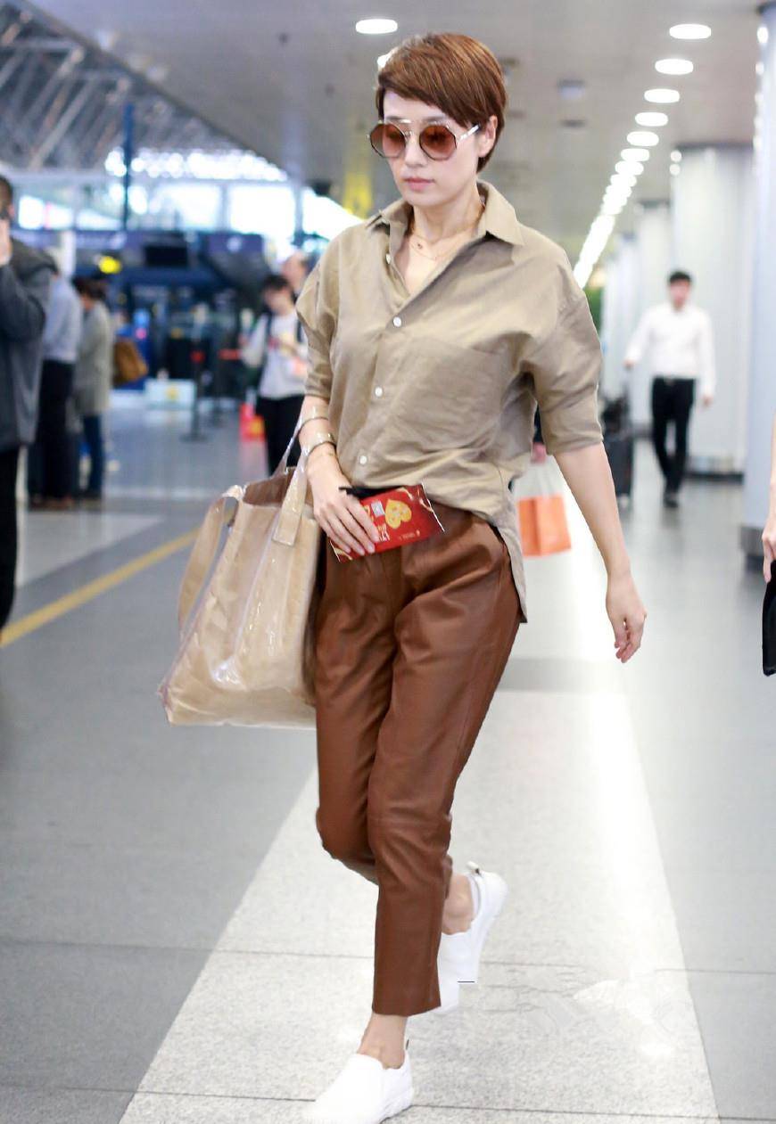 黑色|马伊琍拒绝发糖,初秋look一套过,这个短发女孩有点帅哈