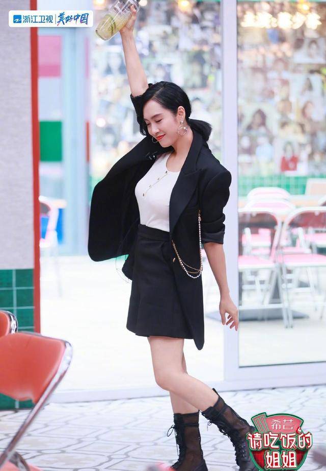 身材|朱茵越老越有味道,穿紧身针织衫秀身材,配挂链西装还挺新潮的