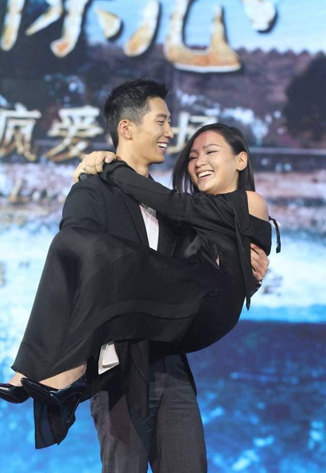 卫衣|周笔畅原来这么有女人味，被窦骁公主抱的样子，还有一种娇嫩感