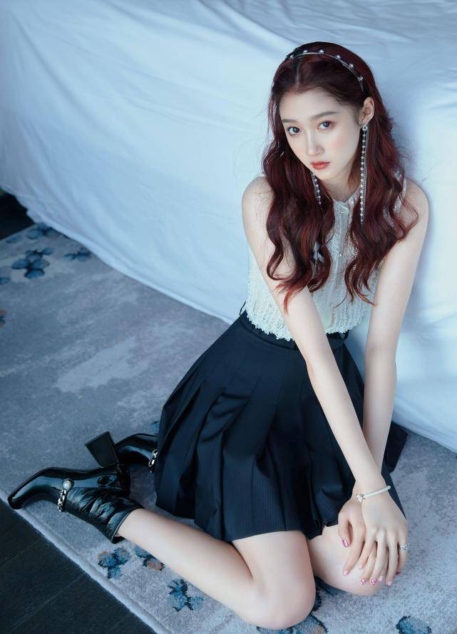 黑色|关晓彤最新机场私服，黑色上衣搭配流苏边迷你斜挎包，十足的男友风