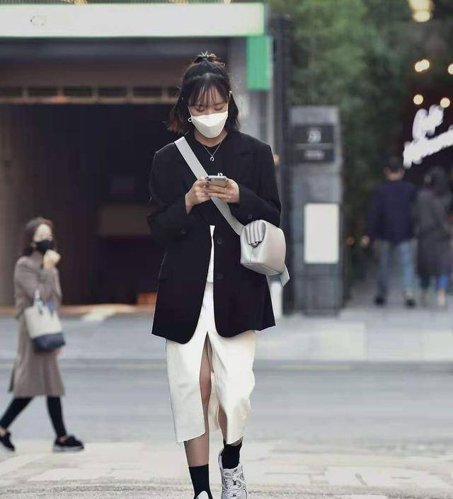 黑色|别再说穿“黑色”太沉闷了，那是你不会穿，这样搭显高显瘦又好看