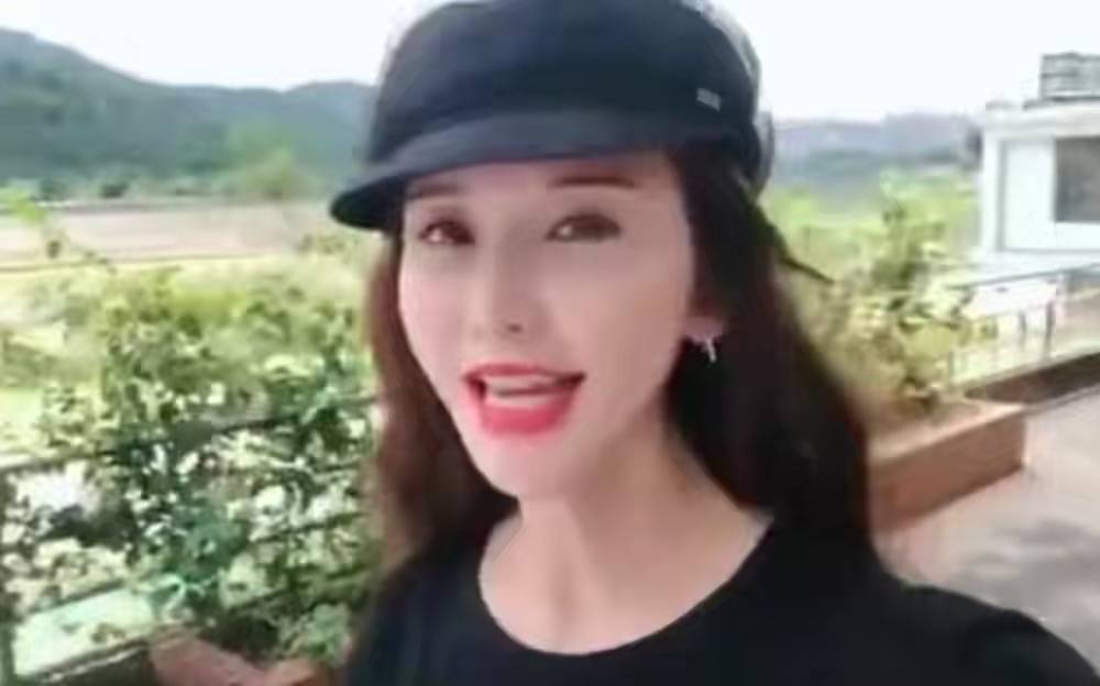 感觉|林志玲晒照认不出，浓妆下都难掩沧桑，脖子皱纹干瘪素颜就更老！