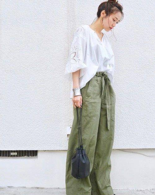 黑色|简约的穿搭也能穿出范儿，朴素的服饰也能给人带来惊艳