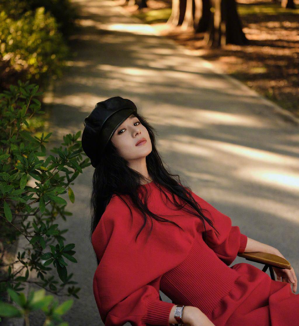 服装|赵丽颖真是越来越有妈妈样了，长裙配复古帽子，很有柔情年代感