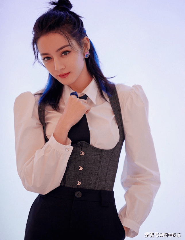 蓝发|迪丽热巴挑染“蓝发”太酷了！衬衣搭西装裤外套马甲更显身材