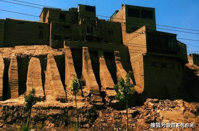 新疆这个地方将房子建悬崖上，巷子多如迷宫，有个谜团让网友不解