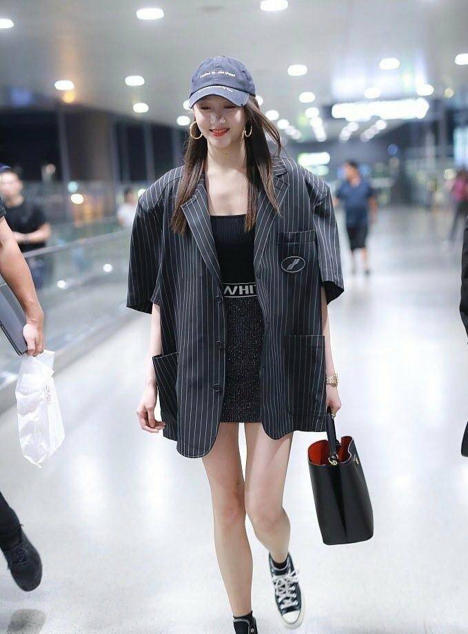 女神|关晓彤穿粉色条纹上衣出门遛萌宠,女神气质超赞,不亏是当红女星