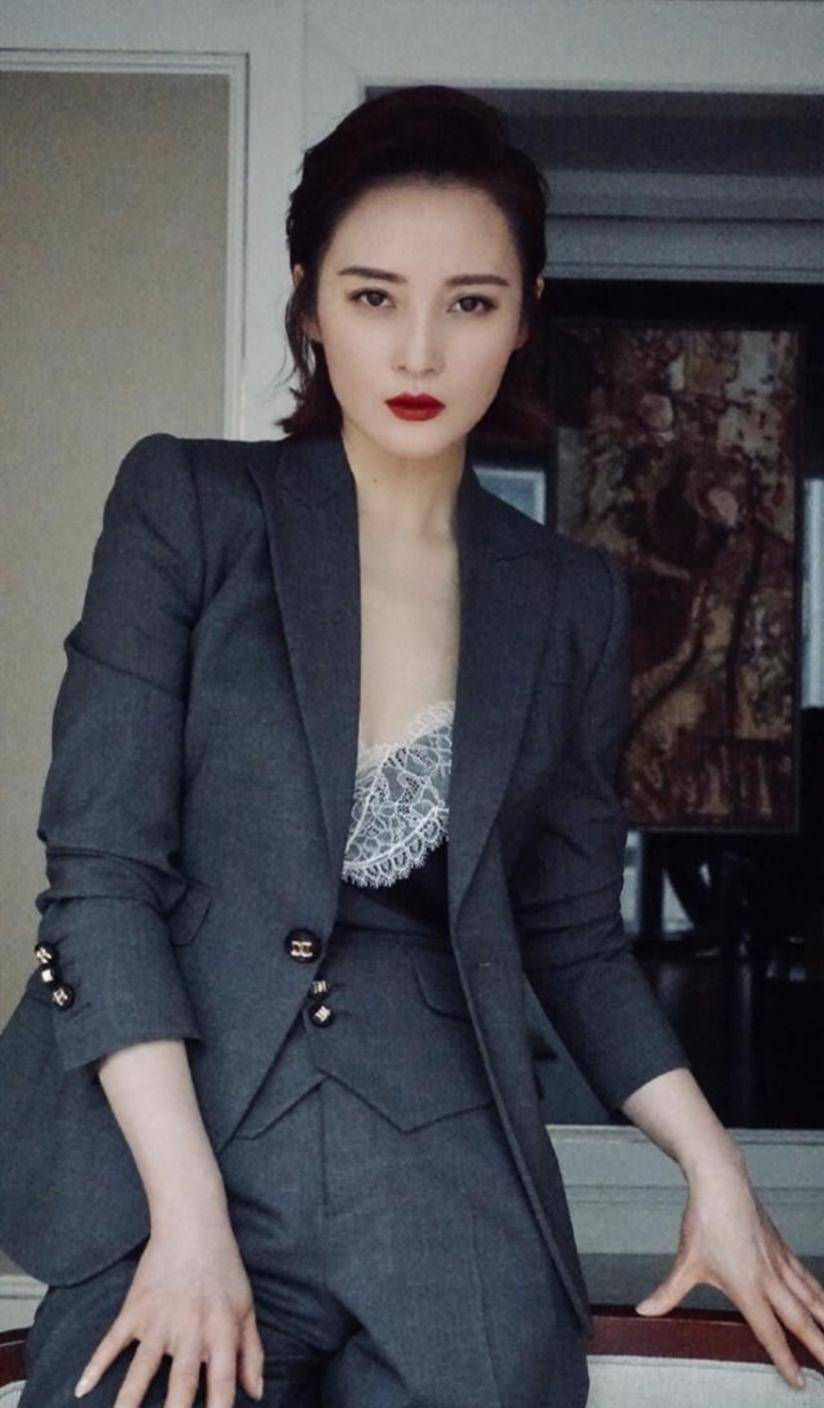 健美裤|蒋勤勤穿宽松T恤走机场，配棒球帽还挺潮的，却被健美裤暴露年龄